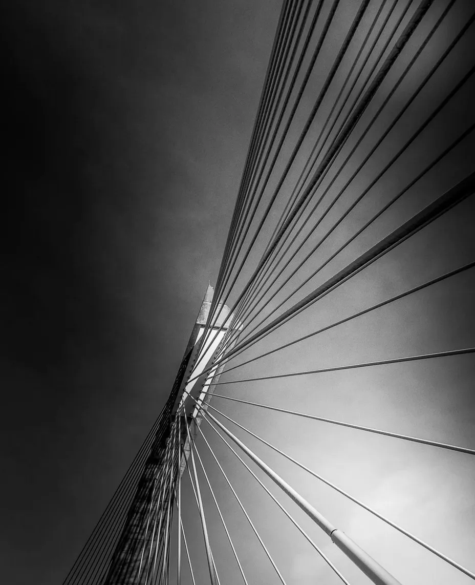 Photographie en noir et blanc de Franck Lautridou : les haubans d'un pont du Sud Finistère, vus d'en bas